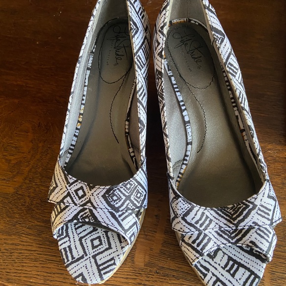 NWT LIFE STRUDE Black/ white fashion forward wedges with cork heel. - Picture 8 of 8